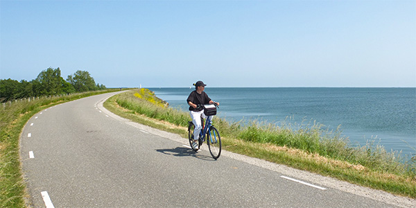 .Radfahrer Ijsselmeer Radreise Holland.