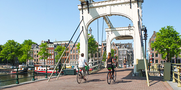 .Amsterdam Holland Gracht Radfahrer.